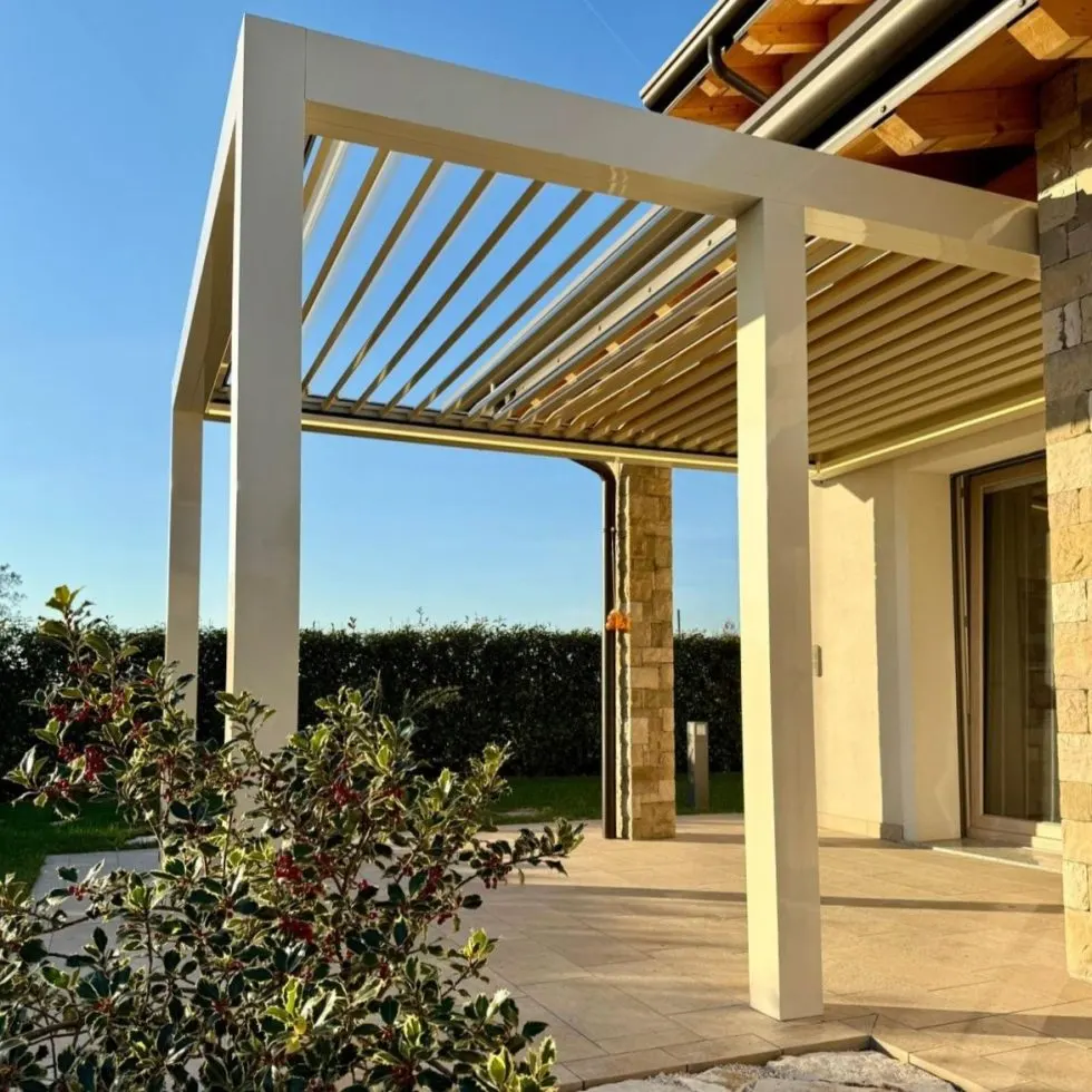 Pergola bioclimatica bianca a lamelle orientabili in giardino