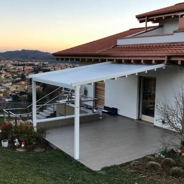 Pergola in alluminio addossata su terrazzo con vista