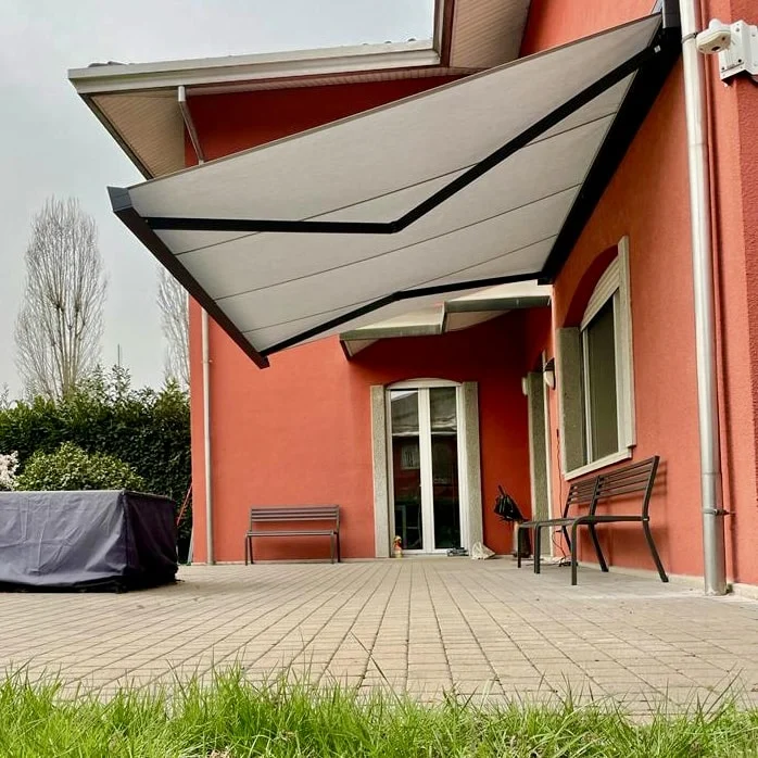 Tenda cassonata TendaBerg aperta sopra un terrazzo