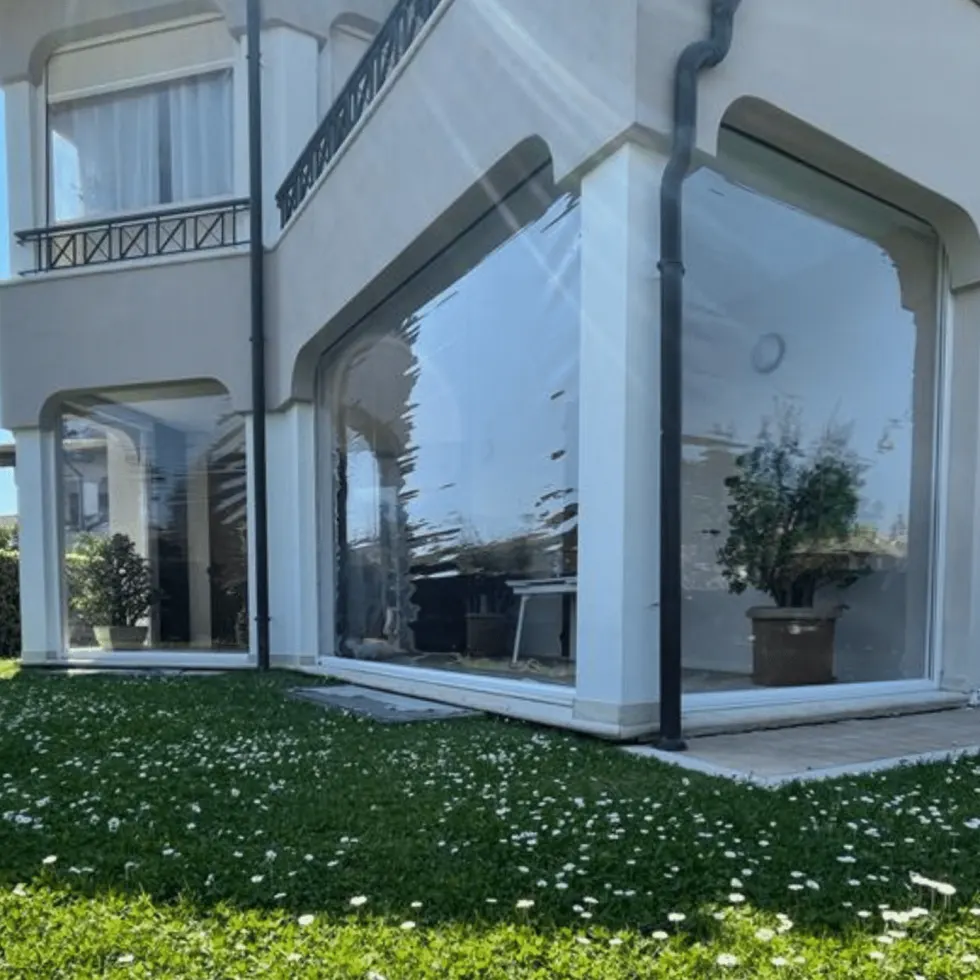 Vetrate panoramiche scorrevoli che chiudono un portico